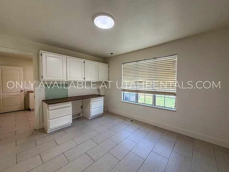 960 N Eastview Dr — Photo 22