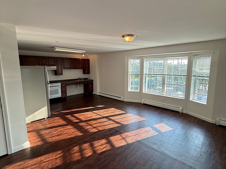 1st image of 661 Bell St APT 10