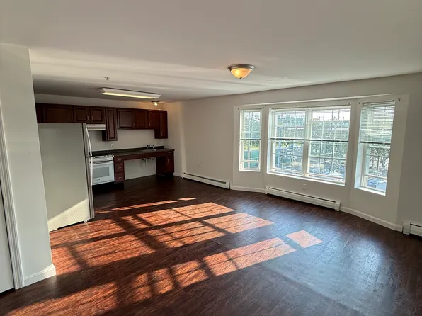 661 Bell St APT 10, Manchester, NH 03103