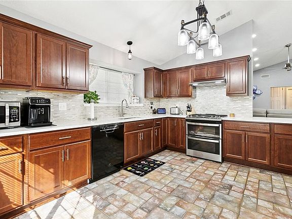 5th image of 60 Oakley Dr