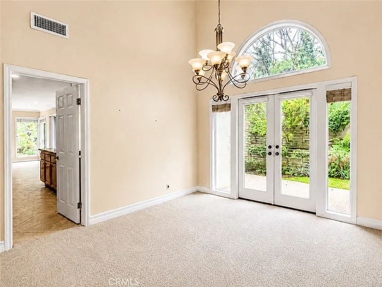 2811 N Roxbury St — Photo 2