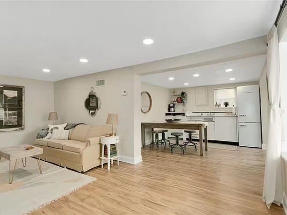 3rd image of 3327 NW Edgewater Trl
