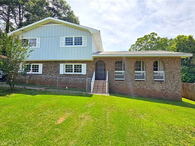 6684 Londonderry Dr — Photo 2