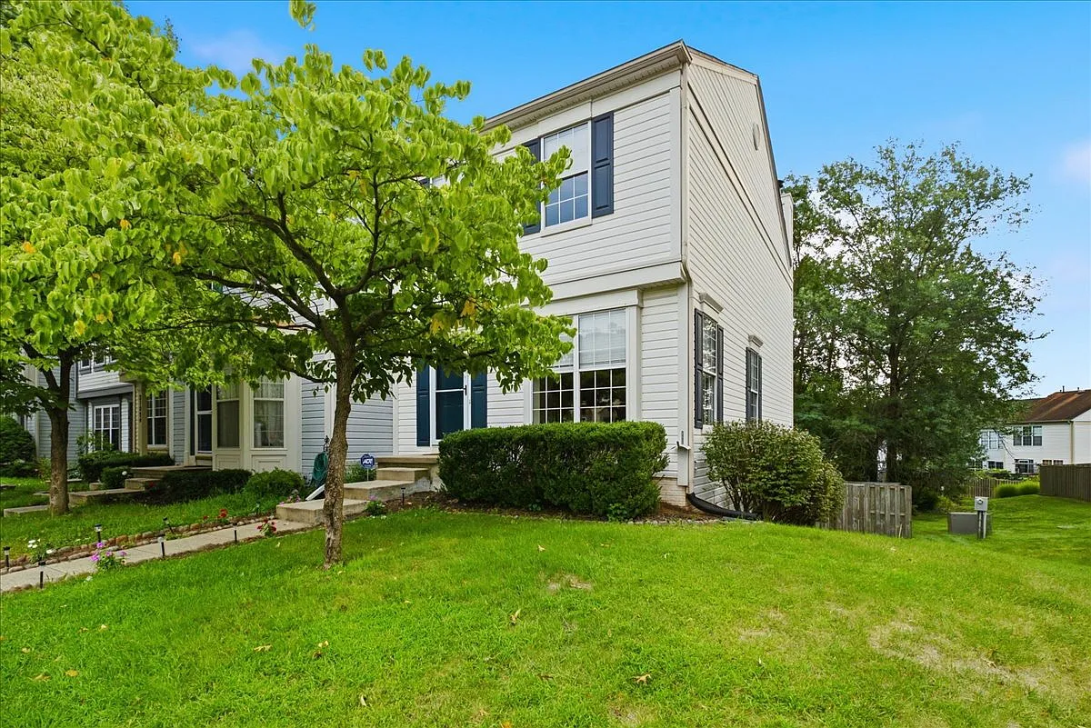 3 bed, 2.5 bath, 1427 sqft, $3,300 — Photo 3