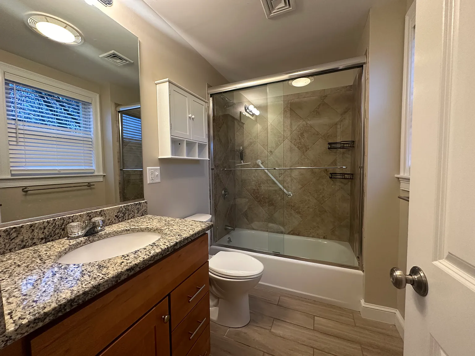 3 bed, 1300 sqft, $3,000 — Photo 4