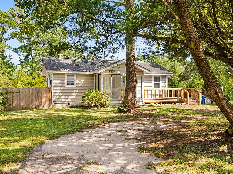 682 E Ocean Rd — Photo 24