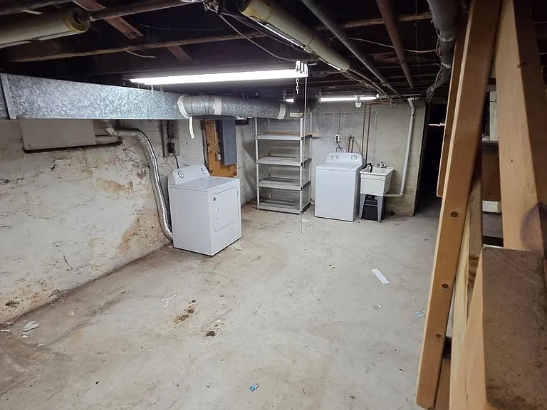 424 E Locust St — Photo 21