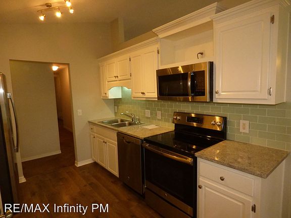 5th image of 3328 Village Green Dr
