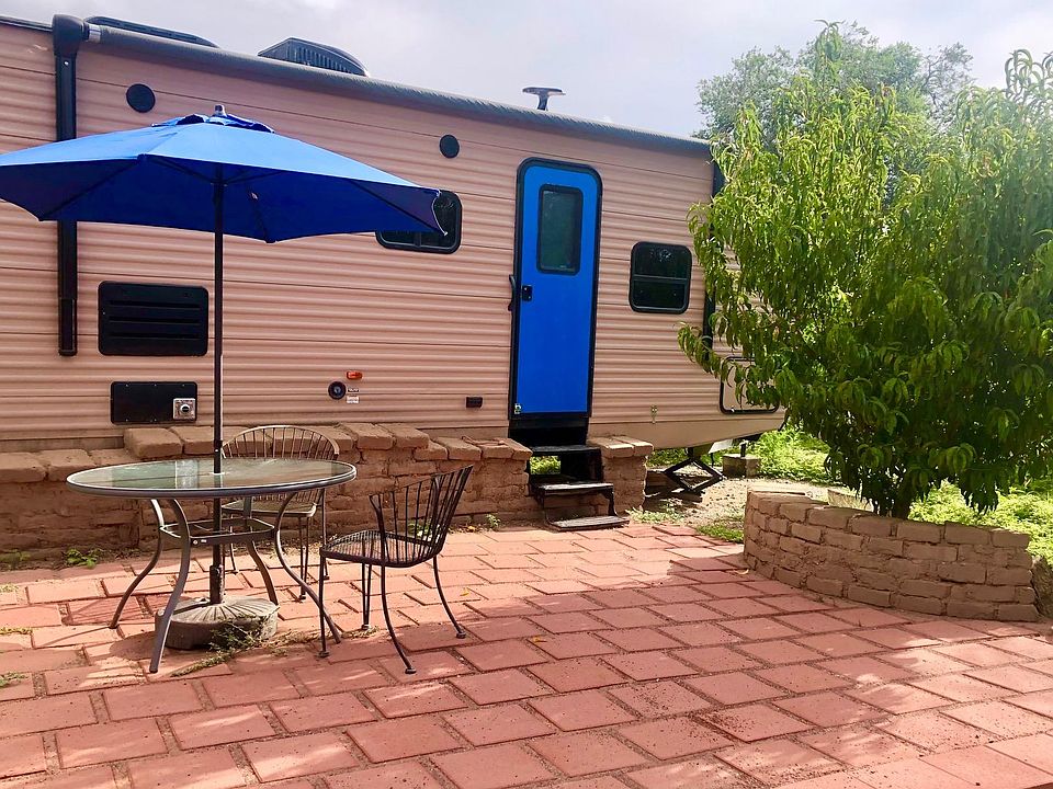 Campita Patio with adobe bancos