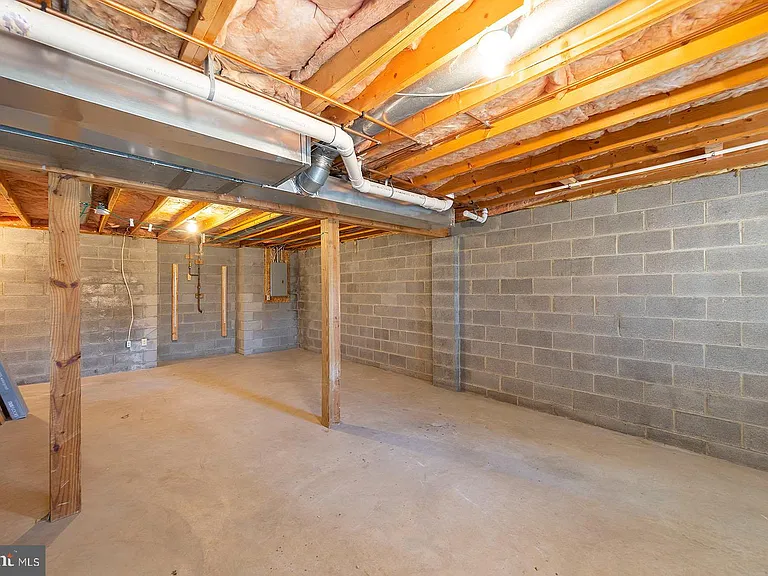 304 Chatham Sq — Photo 35