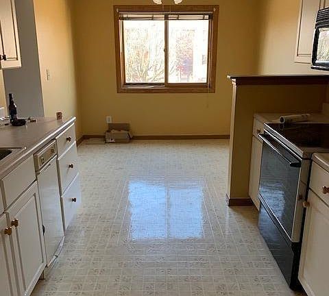 3rd image of 660 Saint Clair Ave APT 8