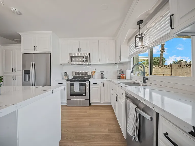 2431 E Manhatton Dr — Photo 8