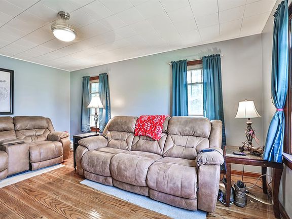 4th image of 9526 Beech Dr