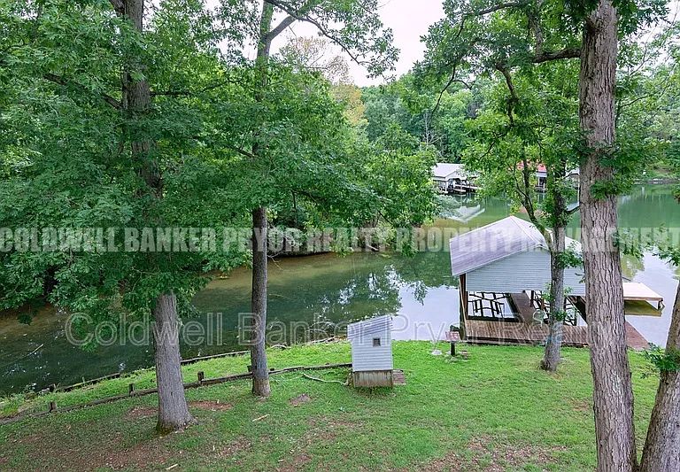 165 Lakeshore Ct — Photo 11