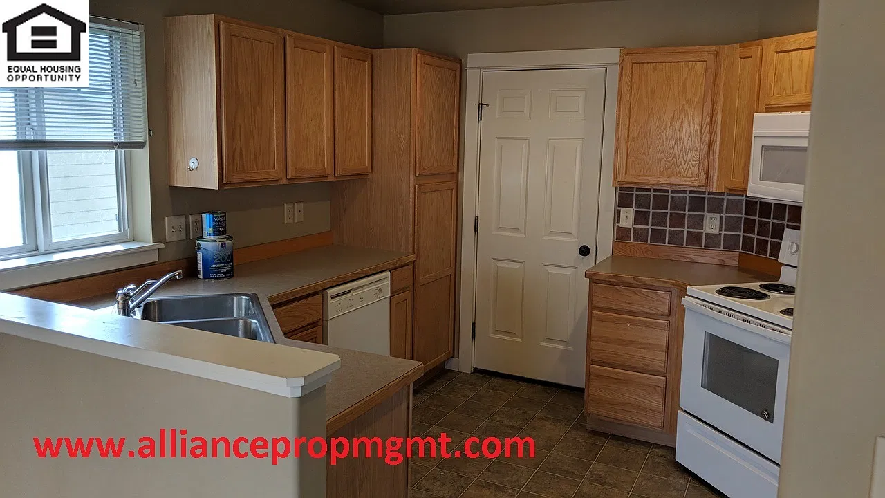 Spacious 3 bedroom house with fenced back yard — Photo 3