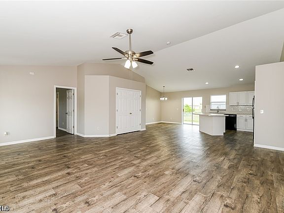 4th image of 123 Blackstone Dr
