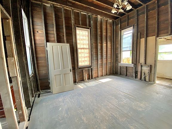 5th image of 713 Allen St