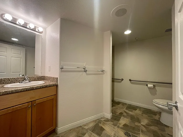 1038 Grand Ave — Photo 10