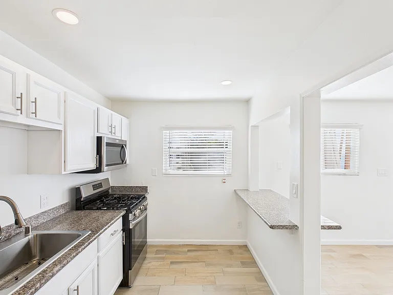 330 W I St — Photo 88