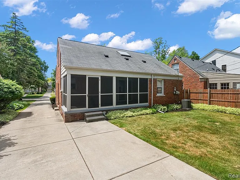 1859 Maryland Blvd — Photo 30