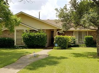 301 Campo Dr, Grand Prairie, TX 75051