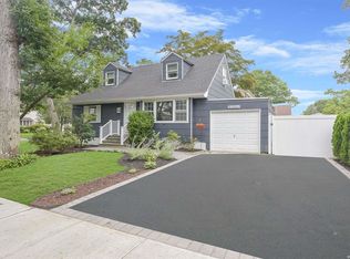 200 Tulip Dr, Massapequa Park, NY 11762
