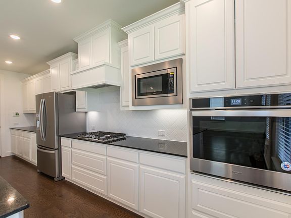 4th image of 2141 Bonnell St