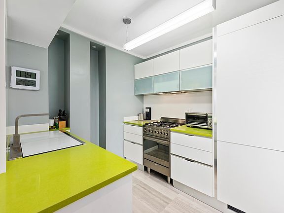 3rd image of 150 W 56th St APT 3302