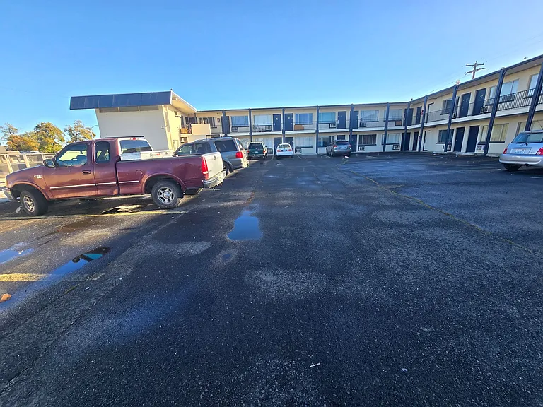 905 W Broadway Ave — Photo 12