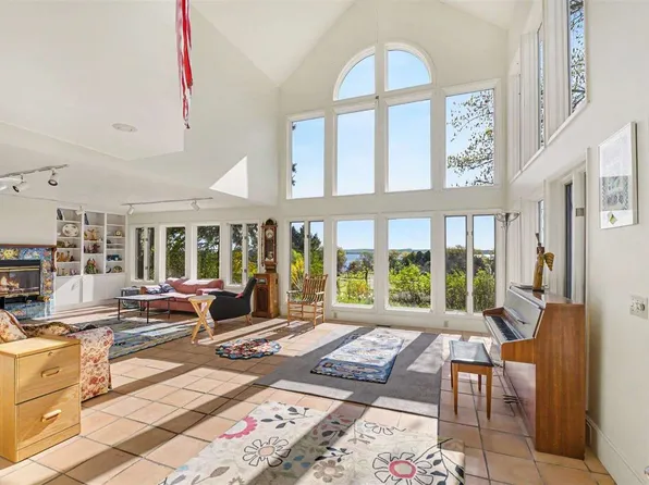106 Overlook Dr, Charlevoix, MI 49720