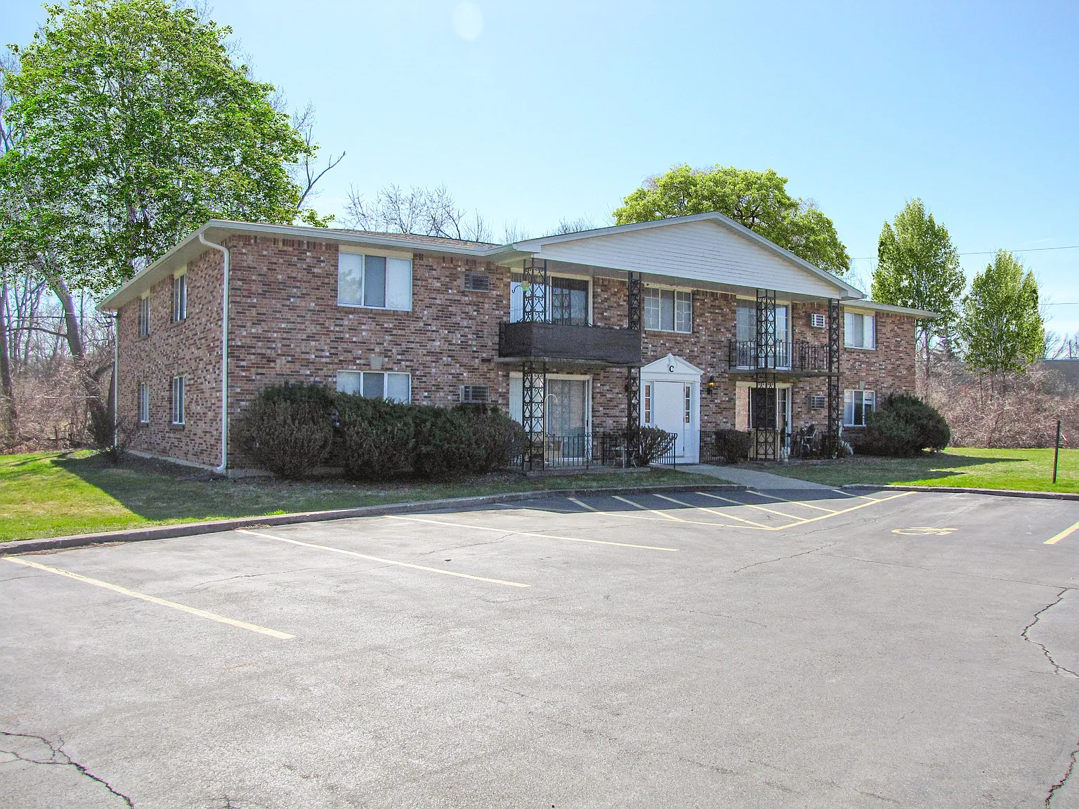 Colonial Court Apartments — Photo 2
