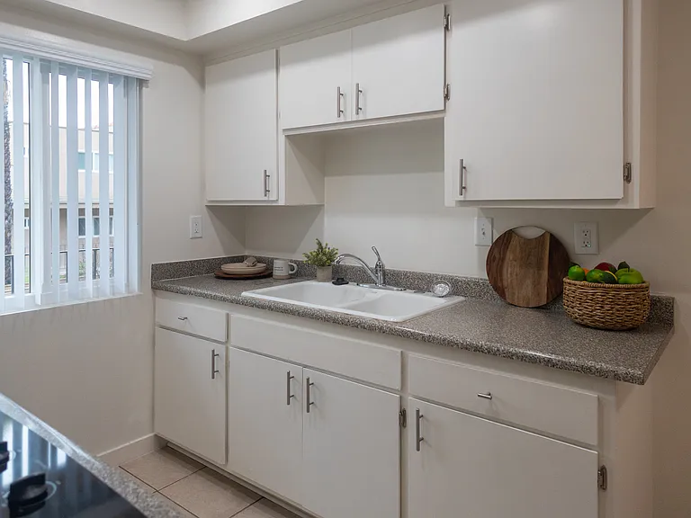 Californian Apartments — Photo 10