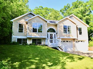 728 Coventry Ln, Hartland, WI 53029