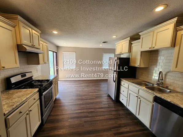 2109 Cottonwood Pl, Springdale, AR 72762