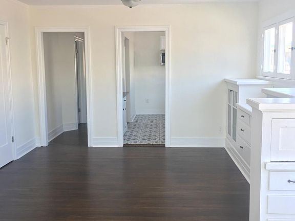 4th image of 2621 S La Salle Ave