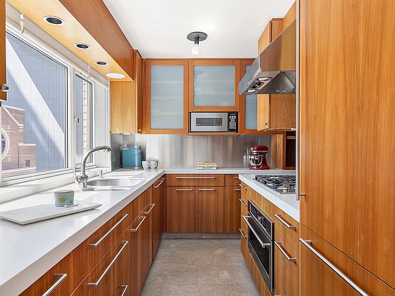 3rd image of 200 Central Park S APT 20J