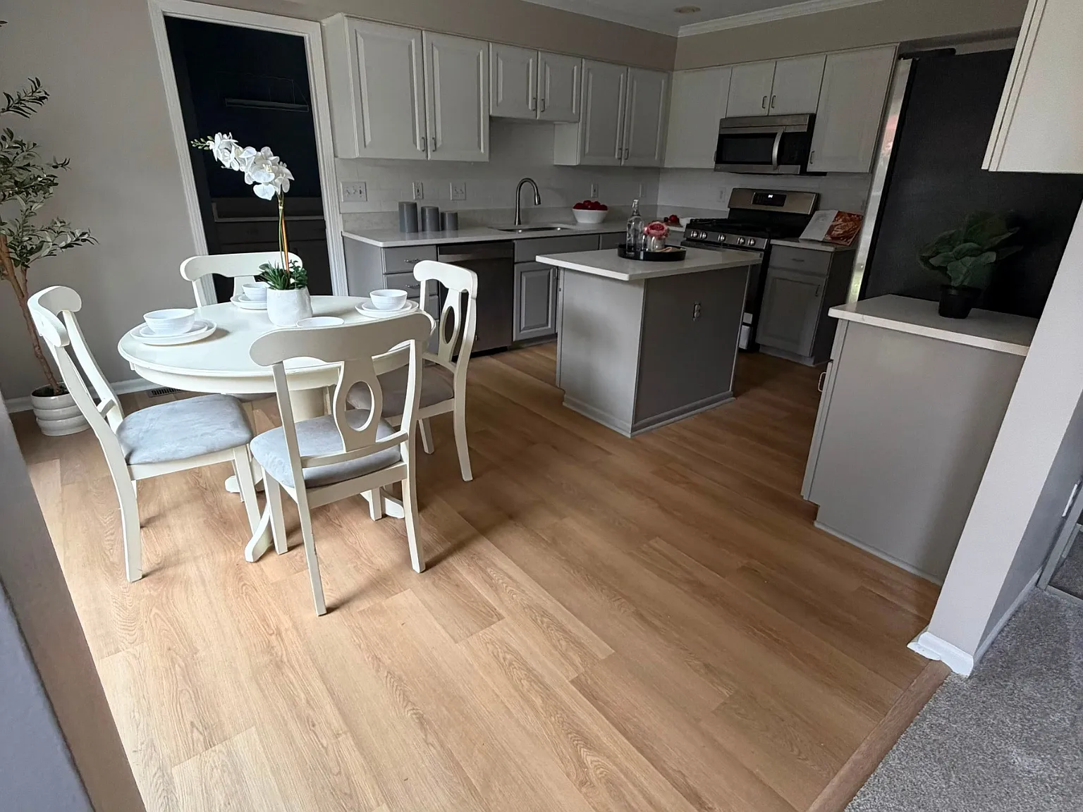 4 bed, 2.5 bath, $3,800 — Photo 2