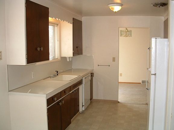 5th image of 19538 Burke Ave N
