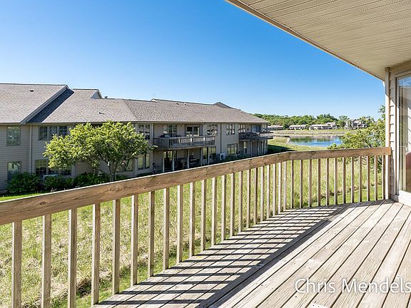 4th image of 1427 E Harbour Towne Cir