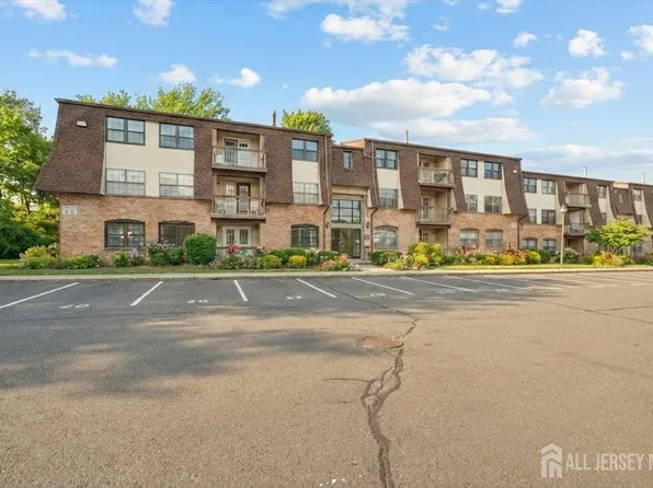 209 Green Hollow Dr, Iselin, NJ 08830