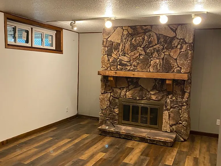 883 Roanoke Dr — Photo 8