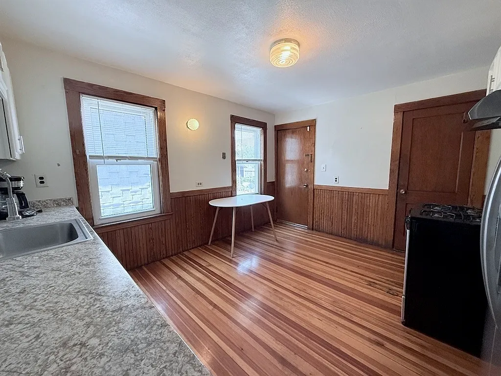 4 bed, 1.0 bath, 1425 sqft, $3,700 — Photo 4