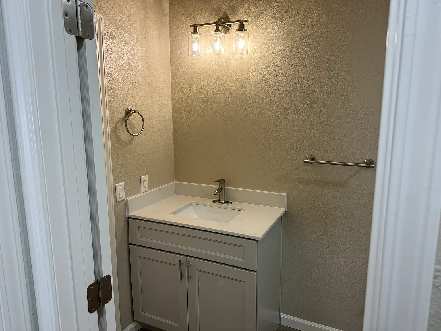 2 bed, 900 sqft, $2,045 — Photo 3