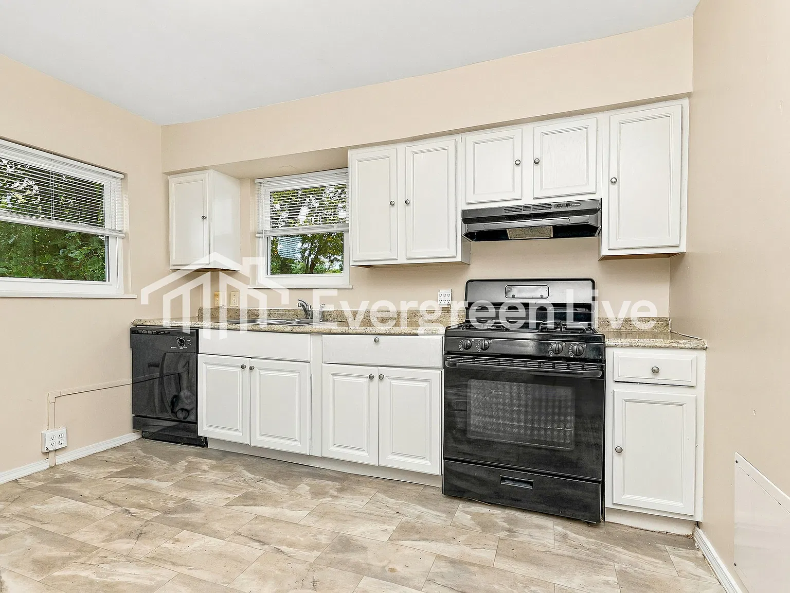 4 bed, 1.0 bath, 1462 sqft, $1,595 — Photo 3