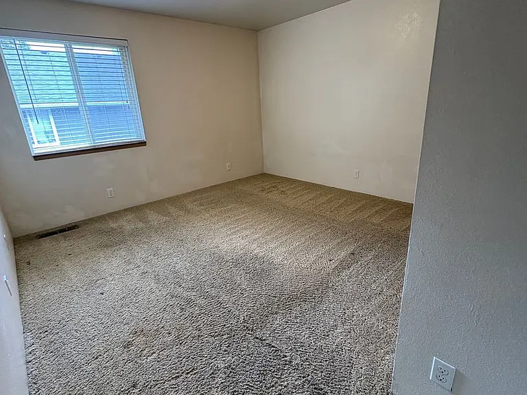 2050 Campus Dr — Photo 11
