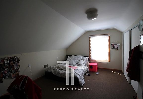 5th image of 1520 W Melrose St