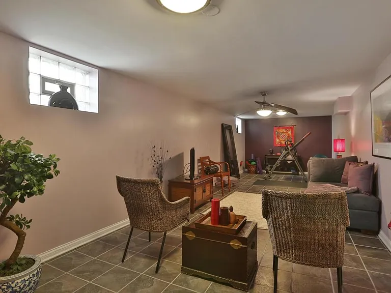 556 E Beechwold Blvd — Photo 13
