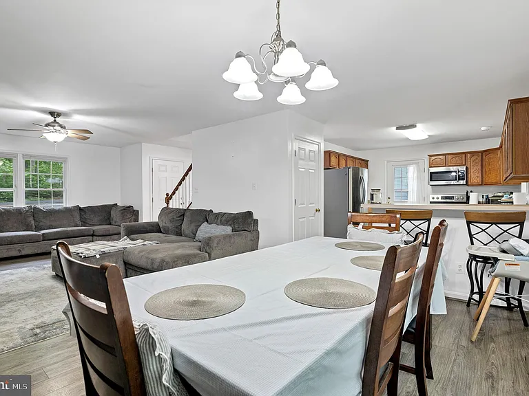 583 Norwich Dr — Photo 9