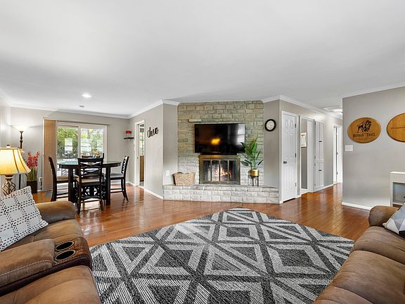5th image of 3255 Darbyshire Dr