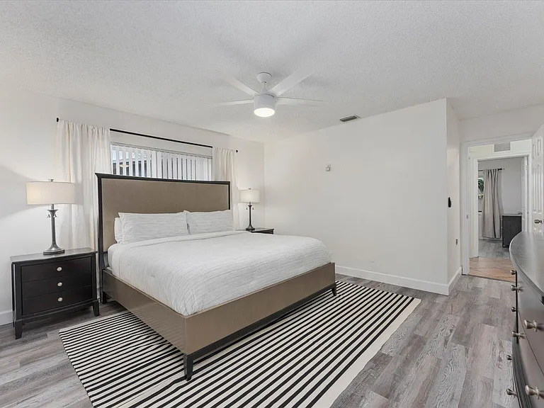 6515 SW 8th Pl — Photo 16